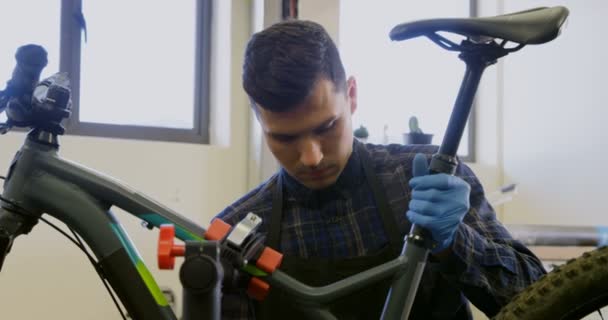 Hombre Atento Reparación Bicicleta Taller — Vídeos de Stock