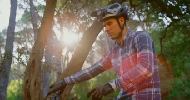 Hombre Usando Smartwatch Mientras Está Sentado Bicicleta Campo — Vídeos de Stock