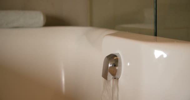 Primo Piano Acqua Che Scorre Nella Vasca Bagno Bagno Casa — Video Stock