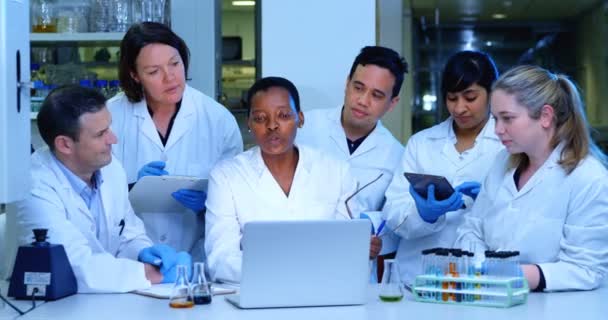 Equipe Cientistas Discutindo Sobre Laptop Laboratório — Vídeo de Stock