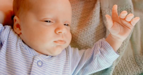 を家でのんびり赤ちゃん男の子のクローズ アップ — ストック動画