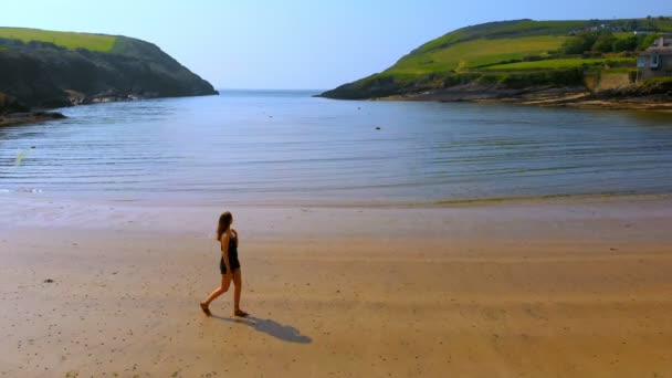 Μεγάλη Γωνία Προβολής Γυναίκας Περπάτημα Στην Παραλία Ένα Ανεμοδαρμένο Ημέρα — Αρχείο Βίντεο