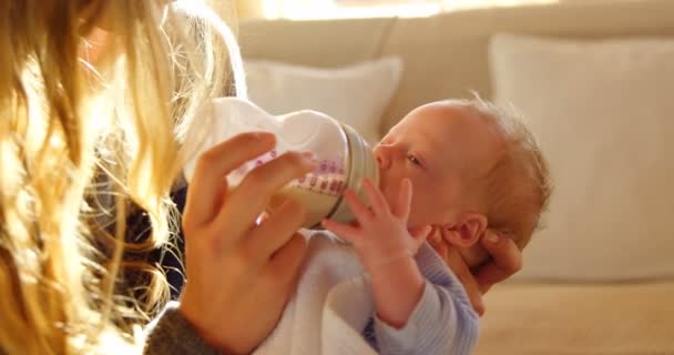 Primo Piano Della Madre Che Allatta Suo Bambino Casa — Video Stock