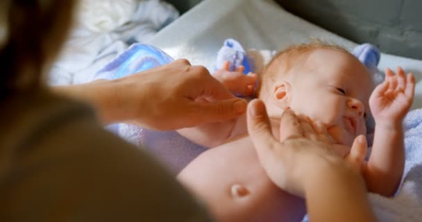 Close Mãe Dando Massagem Mão Para Seu Menino Casa — Vídeo de Stock