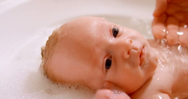 Γκρο Πλαν Του Μητέρα Δίνει Αγόρι Μωρό Μπανιέρα Στο Μπάνιο — Αρχείο Βίντεο