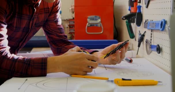 Diámetro Comprobación Mecánica Del Anillo Cadena Con Cinta Métrica Taller — Vídeo de stock