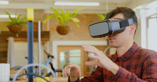 Monteur Met Behulp Van Virtual Reality Headset Workshop — Stockvideo