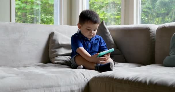 Bebé Niño Usando Tableta Digital Sofá Casa — Vídeo de stock