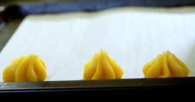 Şef mutfak restoranda pasta çantası kullanarak Close-up 