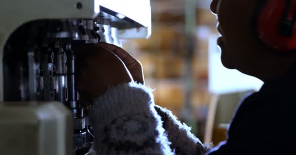工人使用制绳机4K 的特写镜头 — 图库视频影像