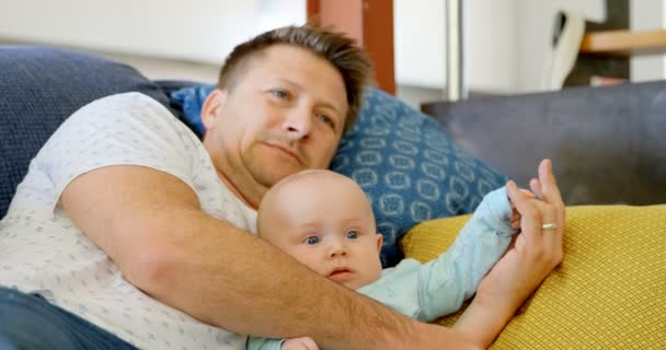 Pai Bebê Menino Assistindo Televisão Sala Estar Casa — Vídeo de Stock