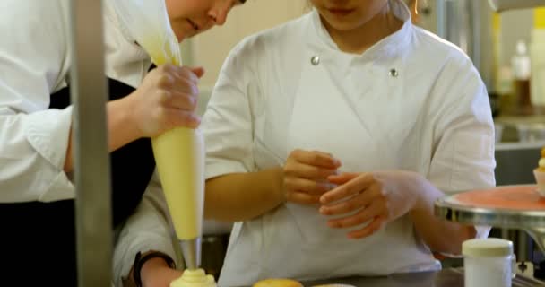 Θηλυκό Σεφ Άχνη Muffins Σακούλα Ζαχαροπλαστικής Στην Κουζίνα Εστιατόριο Art — Αρχείο Βίντεο