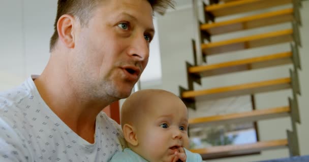 Πατέρας Και Μωρό Αγόρι Βλέποντας Τηλεόραση Στο Σαλόνι Στο Σπίτι — Αρχείο Βίντεο