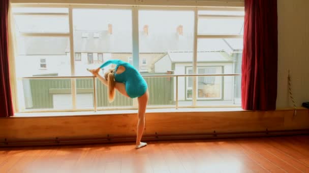 年轻的芭蕾舞演员伸展在舞蹈工作室4K — 图库视频影像