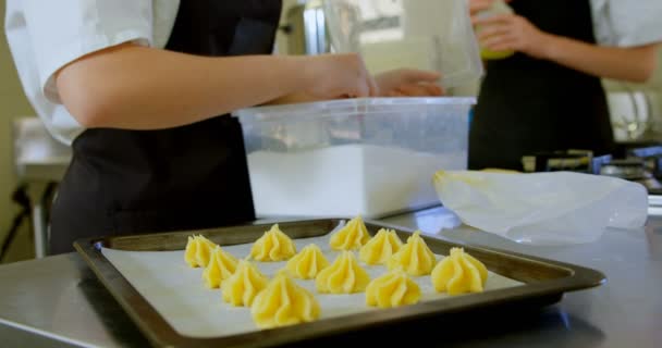 Prostřední Část Šéfkuchaře Kropení Cukr Moučkový Cream — Stock video