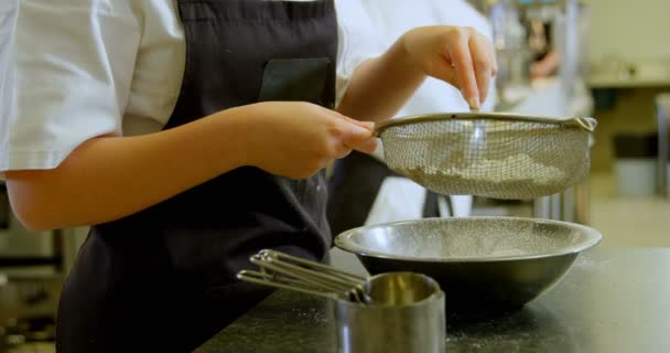 餐厅中段厨师将白粉染成金属碗 — 图库视频影像