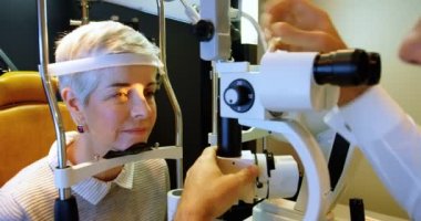 Göz doktoru hastanın gözleri slit lamba Kliniği 4 k ile incelenmesi