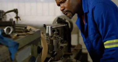 Özenli Metal Makine atölyesinde 4 k bakarak