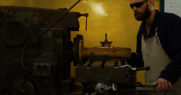Uppmärksam Metalsmith Löpande Maskin Workshop — Stockvideo