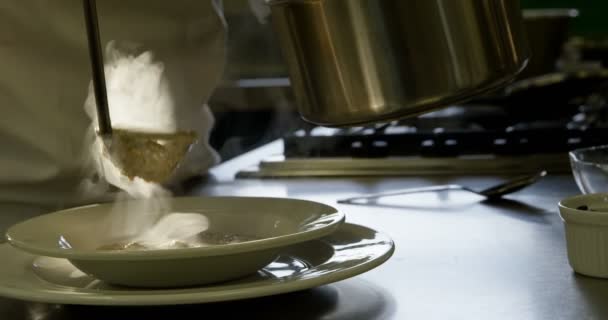 Mittelteil Der Köchin Gießt Suppe Mit Schöpfkelle Einen Teller Der — Stockvideo