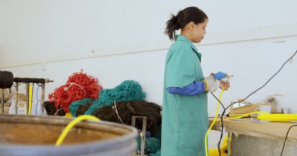 Female Worker Using Rope Cutting Gun Rope Making Industry — Stock Video