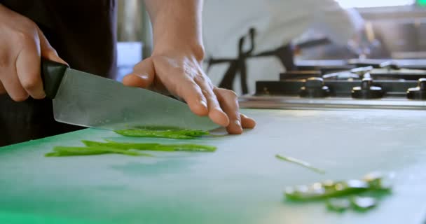 のキッチンでシェフ カット野菜のクローズ アップ — ストック動画
