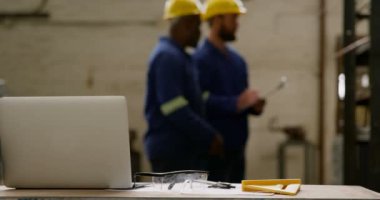 İki metal tartışırken atölye 4k içinde clipboard üzerinde
