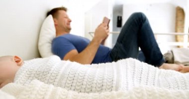 4 k iken babası okuma kitabı evde yatak odasında uyuyan erkek bebek