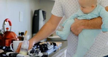 Onun erkek bebek mutfakta ev 4 k tutan baba