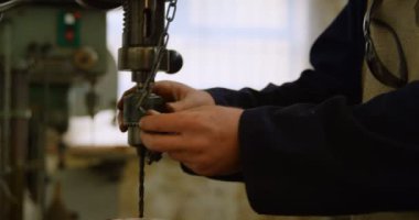 Özenli metal kalıpçı makinasıyla atölye 4 k