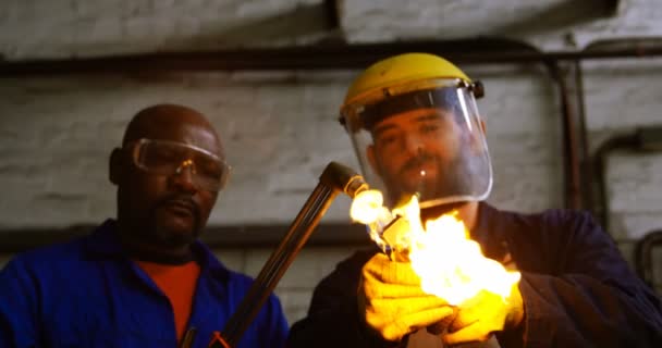 车间两个金属匠点燃焊枪 — 图库视频影像