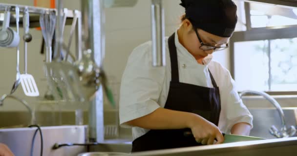 Kvinnlig Kock Skära Grönsaker Köket Restaurang — Stockvideo