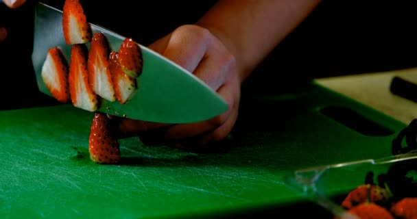 Крупним Планом Шеф Кухаря Ріже Полуницю Кухні — стокове відео