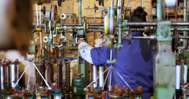 Trabajadora Atenta Que Trabaja Industria Fabricación Cuerdas — Vídeos de Stock