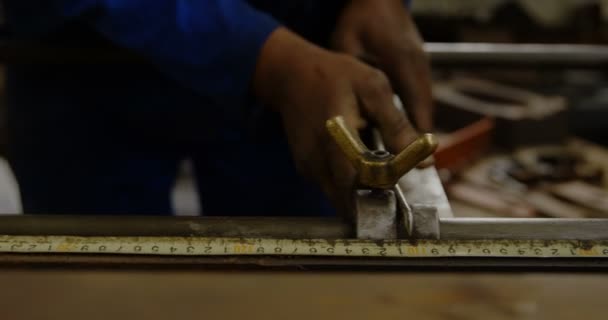在4K 车间工作的重要金属匠 — 图库视频影像