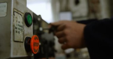 Bir makine atölyesinde 4 k çalışma metal Close-up