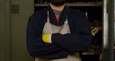 Portre metal duran kolları olan atölye 4 k geçti