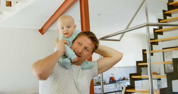 Feliz Padre Jugando Con Bebé Casa — Vídeos de Stock