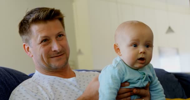 Pai Bebê Menino Assistindo Televisão Sala Estar — Vídeo de Stock