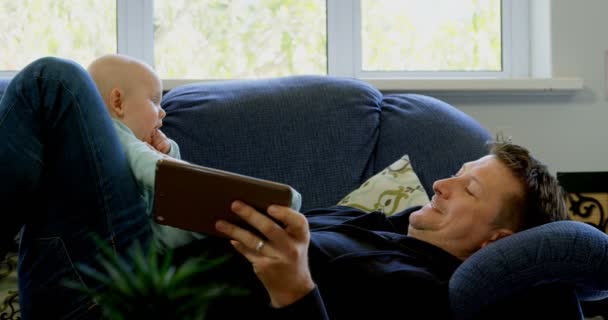 Padre Bebé Niño Usando Tableta Digital Sala Estar Casa — Vídeos de Stock