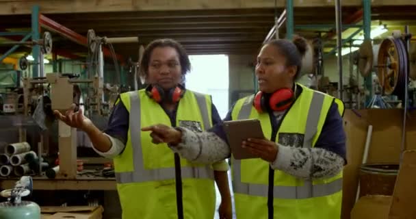 Mulheres Trabalhadoras Interagindo Umas Com Outras Indústria Fabricação Cordas — Vídeo de Stock