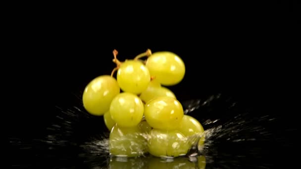 Close Van Groene Druiven Vallen Het Water Tegen Zwarte Achtergrond — Stockvideo