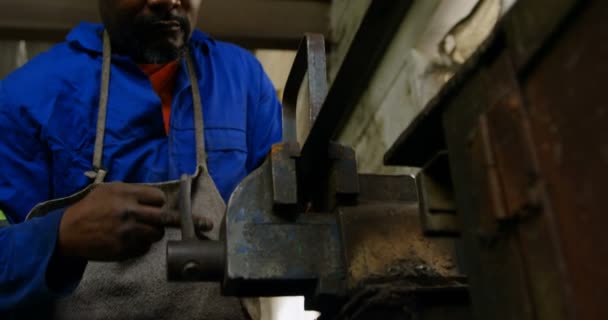 Atento Herrero Trabajando Máquina Taller — Vídeo de stock