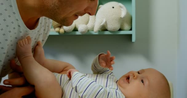Ile Onun Bebek Çocuk Evde Oynarken Baba Yan Görünüm — Stok video