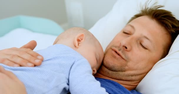 Vater Und Bub Schlafen Schlafzimmer Hause — Stockvideo