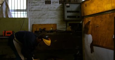 Özenli metal atölyesinde 4 k kaynak meşale kullanarak
