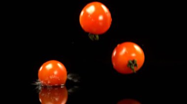 Su siyah arka plan 4 k karşı düşen domates Close-up