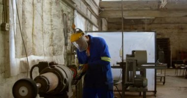 Özenli metal atölyesinde 4 k çalışma