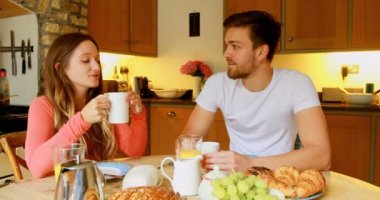 Ev 4 k mutfak yemek masası üzerinde kahve çift