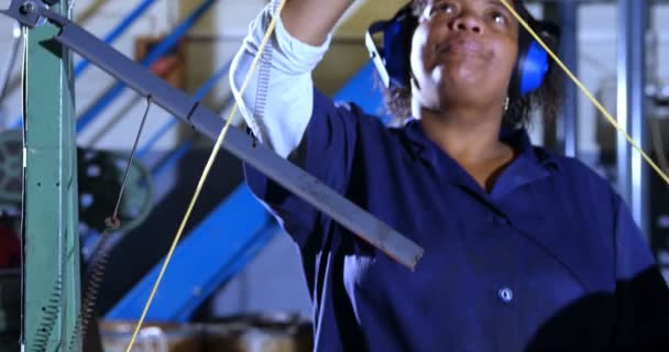 Γυναίκα Εργαζόμενη Εργάζονται Σχοινί Λήψης Βιομηχανία — Αρχείο Βίντεο
